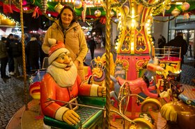 Sigrid Kramer an der Kinderbodenmühle „Aladdin“ vom Schaustellerbetrieb H. Hempen. Foto: Sascha Stüber