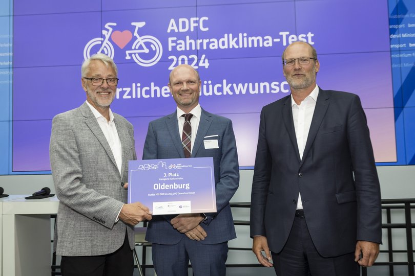 Thomas Mehrtens (Mitte) erhielt den Preis aus den Händen des ADFC-Bundesvorsitzenden Frank Masurat (links) und mit Glückwünschen von Ludger Molitor (Unterabteilungsleiter im Bundesverkehrsministerium). Foto: ADFC/Dirk Deckbar
