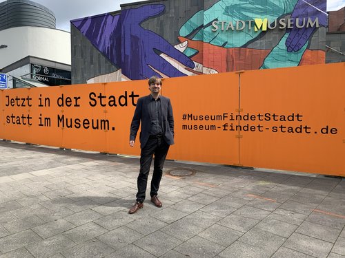 Museumsleiter Dr. Steffen Wiegmann vor dem neu errichteten Bauzaun. Foto: Stadtmuseum Oldenburg