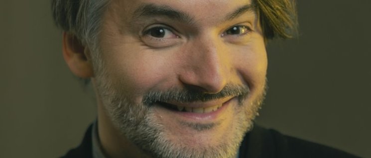 Portraitfoto des Schriftstellers Saša Stanišić. Foto: Magnus Terhorst