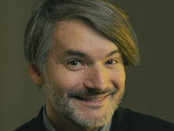 Portraitfoto des Schriftstellers Saša Stanišić. Foto: Magnus Terhorst