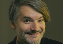 Portraitfoto des Schriftstellers Saša Stanišić. Foto: Magnus Terhorst