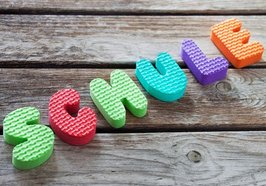 Buchstaben bilden das Wort Schule. Foto: PhotoSG/Fotolia.com
