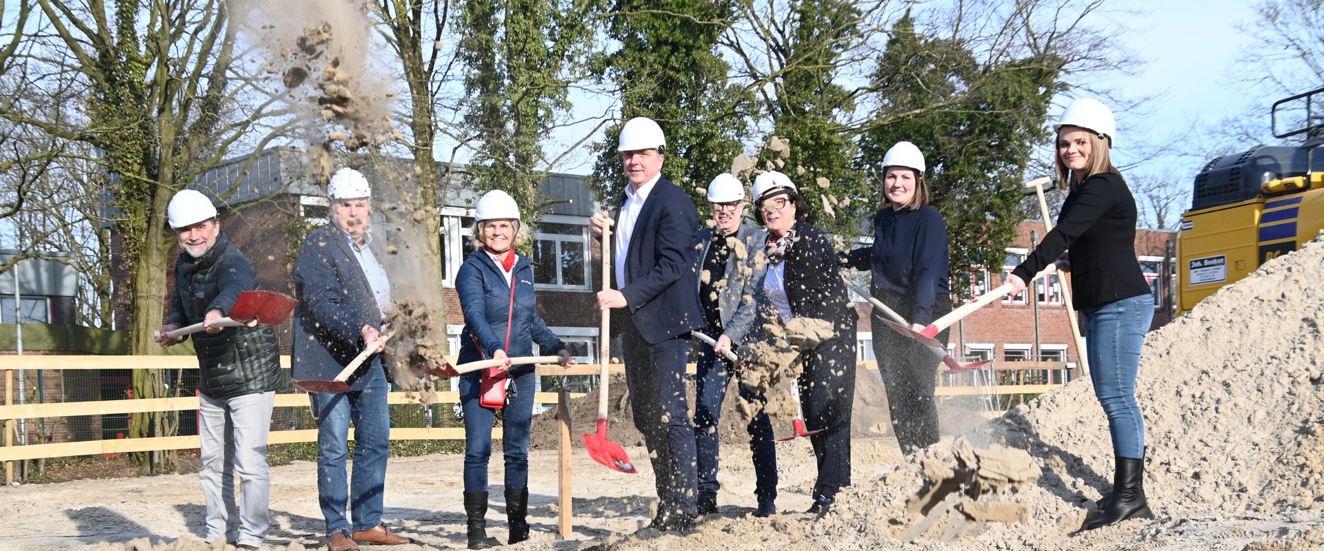 (von links) Klaus Schavan (Betriebsleiter, EGH), Winfried Steggemann (Architekt), Ines Hartog (Schulleiterin), Oberbürgermeister Jürgen Krogmann, Matthias Welp (Schulamtsleiter), Dagmar Sachse (Sozialdezernentin), Thea Steggemann (Architektin) und Ludmilla Hammer (Projektleiterin, EGH). Foto: Torsten von Reeken 