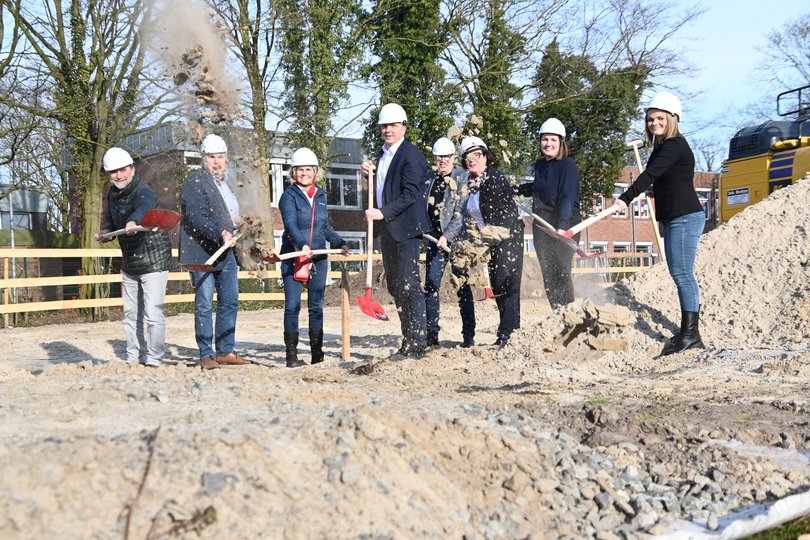 (von links) Klaus Schavan (Betriebsleiter, EGH), Winfried Steggemann (Architekt), Ines Hartog (Schulleiterin), Oberbürgermeister Jürgen Krogmann, Matthias Welp (Schulamtsleiter), Dagmar Sachse (Sozialdezernentin), Thea Steggemann (Architektin) und Ludmilla Hammer (Projektleiterin, EGH). Foto: Torsten von Reeken 