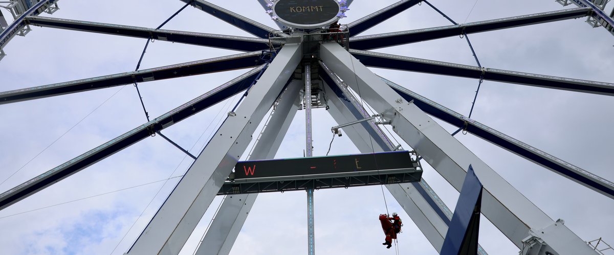 Im Vorfeld des Kramermarkts haben die Höhenretter der Berufsfeuerwehr Oldenburg am Riesenrad den Ernstfall geprobt. Foto: Sascha Stüber