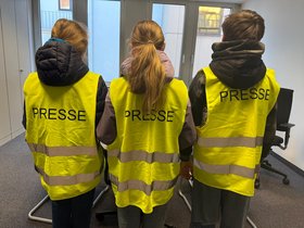Valentina, Martha und Ben mit Presse-Warnweste von hinten. Foto: Stadt Oldenburg