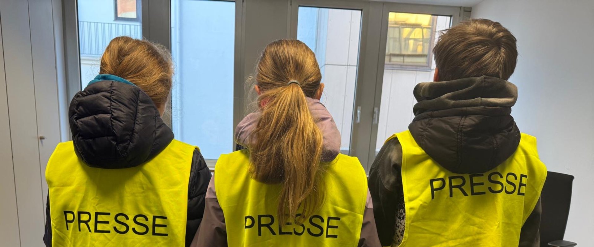 Valentina, Martha und Ben mit Presse-Warnweste von hinten. Foto: Stadt Oldenburg