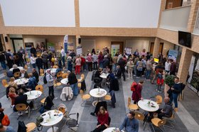 An den Informationsständen und an den Tischen in der Markthalle der BBS III gab es einen regen Austausch. Foto: Sascha Stüber
