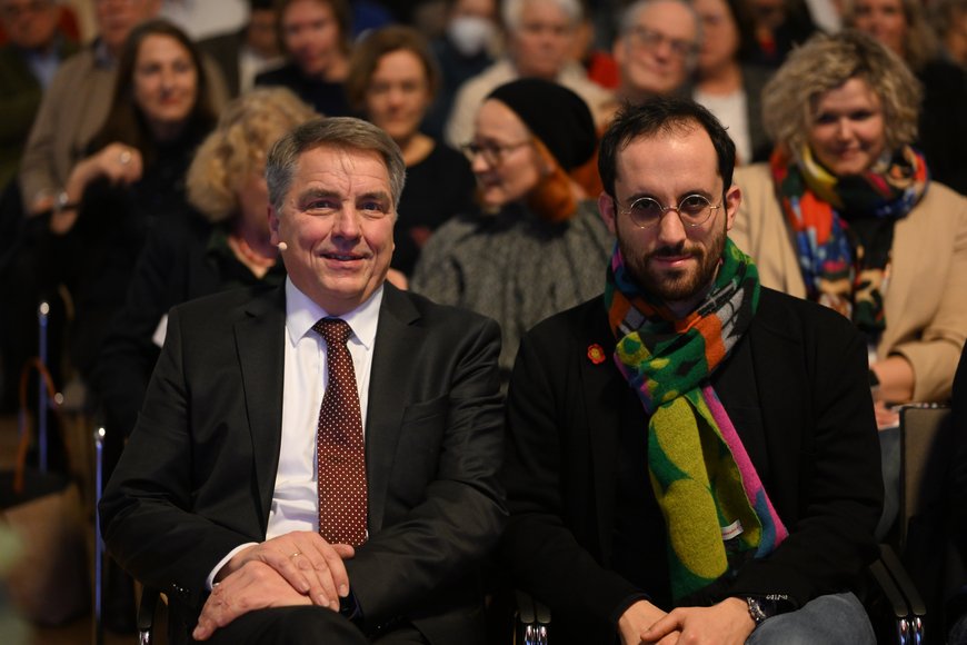 Oberbürgermeister Jürgen Krogmann und Carl-von-Ossietzky-Preisträger Igor Levit. Foto: Mohssen Assanimoghaddam