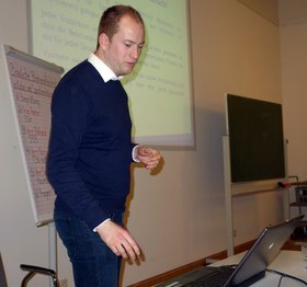 Sönke Hinrichs von der TSG Hatten-Sandkrug e.V. stellt die preisgekrönte Initiative seines Vereins vor. Foto: Stadt Oldenbur