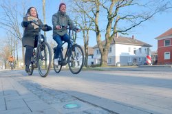 Stadtbaurätin Christine-Petra Schacht und der Leiter des Fachdienstes Tiefbau, Jan Bernath, testen die „Grüne Welle“ auf dem Radweg an der Ammerländer Heerstraße. Foto: Sascha Stüber