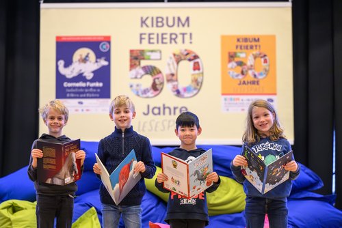Lesende Kinder auf der 50. KIBUM im Kulturzentrum PFL. Foto: Mohssen Assanimoghaddam Foto: Mohssen Assanimoghaddam