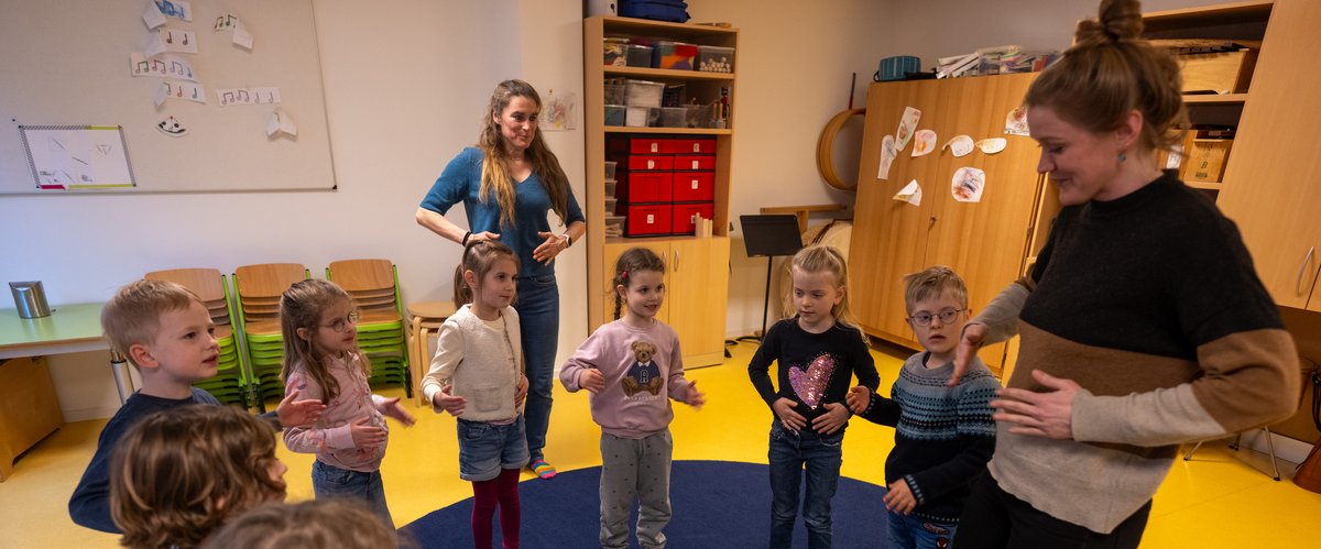 So lernen die Kinder mit Klatschen, Stampfen und anderen Körperbewegungen spielerisch den Takt kennen. Foto: Sascha Stüber