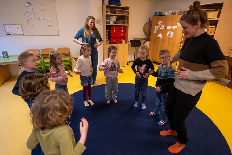 So lernen die Kinder mit Klatschen, Stampfen und anderen Körperbewegungen spielerisch den Takt kennen. Foto: Sascha Stüber So lernen die Kinder mit Klatschen, Stampfen und anderen Körperbewegungen spielerisch den Takt kennen. Foto: Sascha Stüber