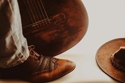 Contrabass, Schuh und Hut. Foto: Ruslan Sikunov_unsplash Ruslan Sikunov_unsplash