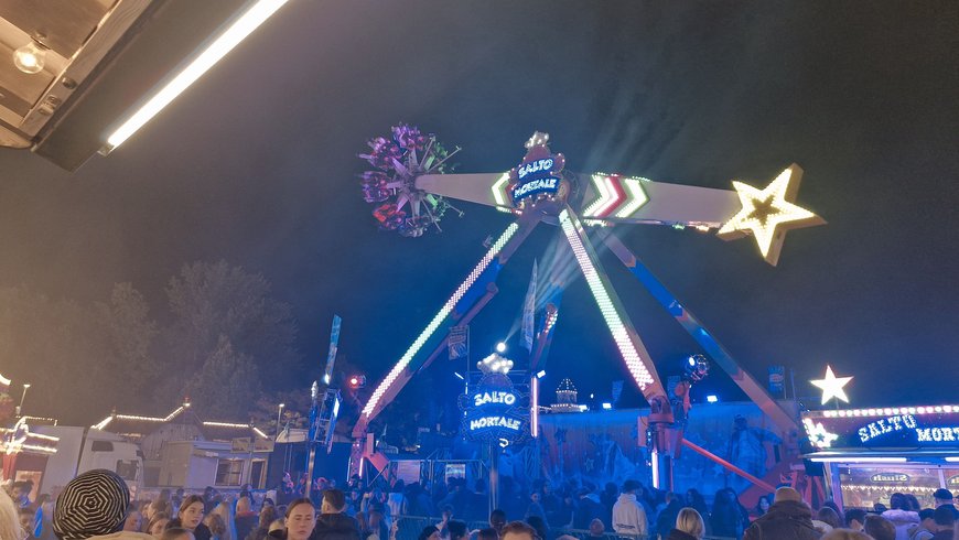 Die Looping-Schaukel „Salto Mortale“ auf dem Kramermarkt 2025. Foto: Stadt Oldenburg