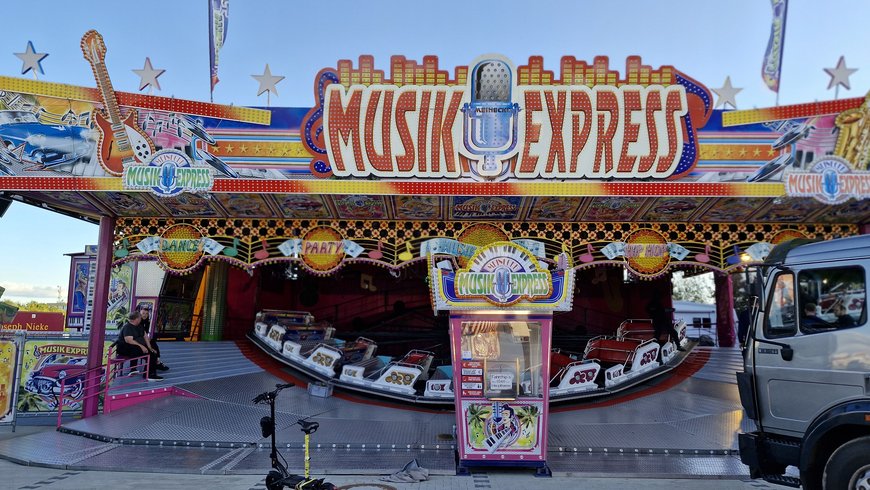 Der Musik-Express beim Aufbau auf dem Kramermarkt am 23. September 2025. Foto: Stadt Oldenburg