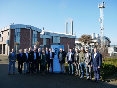 Der Strategierat Energie Weser-Ems zu Gast bei der EWE in Huntorf (von links): Hartmut Neumann (IHK Papenburg/Ostfriesland), Dr. Jürgen Meister (OFFIS), Andreas Witte (Landkreis Osnabrück), Wedigo von Wedel (DLR-Institut für Vernetzte Energiesysteme), Olaf Meinen (Landrat Landkreis Aurich), Thorsten Janßen (BFE), Roland Hentschel (Stadt Oldenburg), Johanna Nobel (OLEC), Klaus Zelder (Stadt Oldenburg), Dr. Jörg Ritter (BTC AG), Dr. Stephan Barth (Forwind), Jürgen Krogmann (Oberbürgermeister Stadt Oldenburg), Prof. Thomas Wegener (Jade Hochschule), Alexander Thole (Landkreis Cloppenburg), Paul Schneider (EWE Gasspeicher), Dr. Michael Koch (IÖB) und Thorsten Wieting (EWE/EWE Netz).