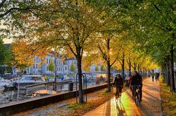 Goldener Oktober am Oldenburger Stadthafen. Foto: Hans-Jürgen Zietz