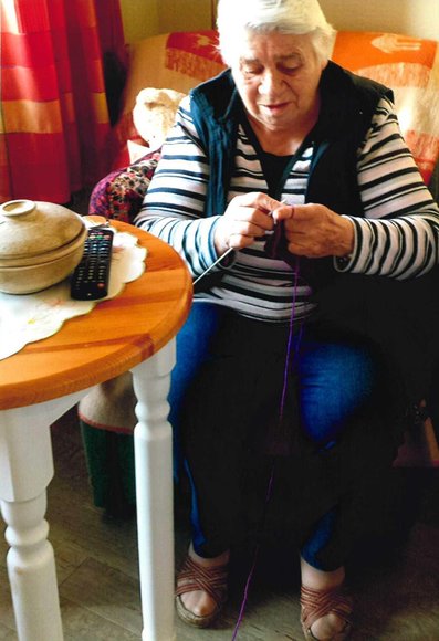 Eine Bewohnerin des HANSA Seniorenwohnstifts Ofenerdiek strickt mit am „Tipi“. Foto: privat.