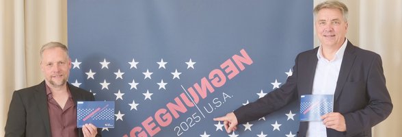 Oberbürgermeister Jürgen Krogmann (rechts) und Projektleiter Bernd Hubl stellten das Programm der „USA Begegnungen“ vor. Foto: Sascha Stüber