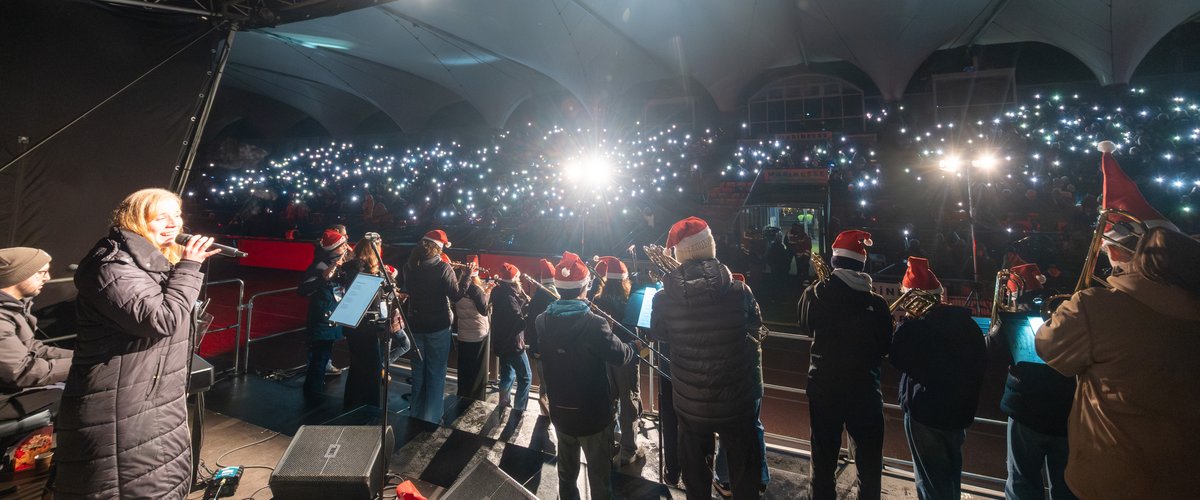 Schöne Atmosphäre bei der Stadionsingen-Premiere im vergangenen Jahr: Von der Bühne aus bot sich ein toller Blick auf die in ein Lichtermeer eingetauchte Haupttribüne. Foto: Sascha Stüber