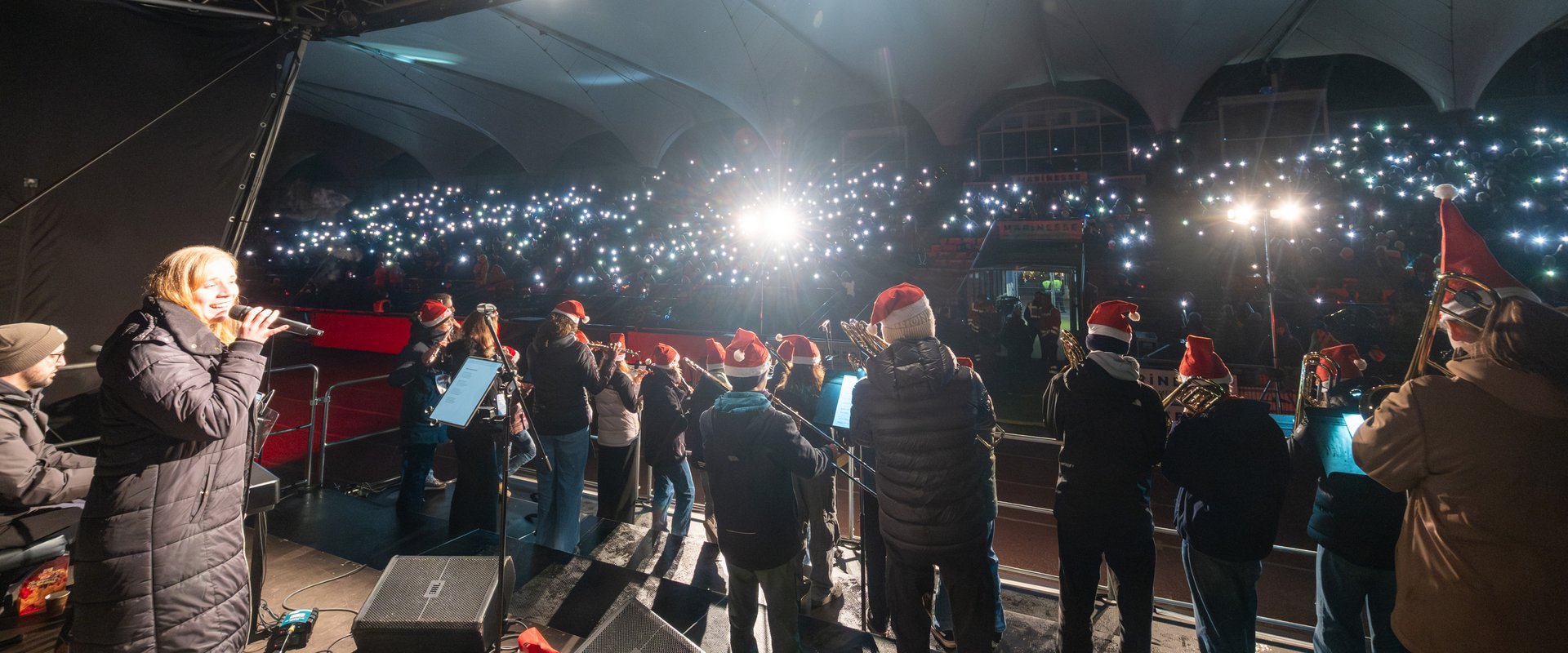 Schöne Atmosphäre bei der Stadionsingen-Premiere im vergangenen Jahr: Von der Bühne aus bot sich ein toller Blick auf die in ein Lichtermeer eingetauchte Haupttribüne. Foto: Sascha Stüber