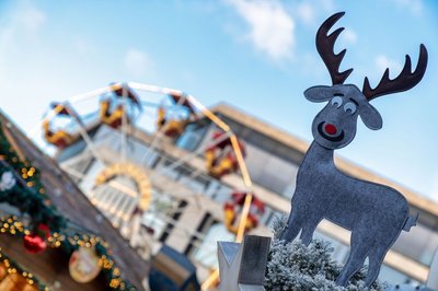 Deko an einer Hütte auf dem Lamberti-Markt 2018 mit Nostalgie-Riesenrad im Hintergrund. Foto: Sascha Stüber