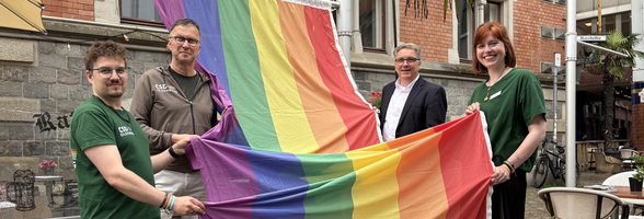 Oberbürgermeister Jürgen Krogmann (2. von rechts) hisste die Regenbogenflagge am Alten Rathaus gemeinsam mit Thomas Sieverding (2. von links), Julian Kahler (1. von links) und Lara Frölje (1. von rechts) vom CSD Oldenburg e. V. Foto: Stadt Oldenburg