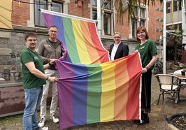 Oberbürgermeister Jürgen Krogmann (2. von rechts) hisste die Regenbogenflagge am Alten Rathaus gemeinsam mit Thomas Sieverding (2. von links), Julian Kahler (1. von links) und Lara Frölje (1. von rechts) vom CSD Oldenburg e. V. Foto: Stadt Oldenburg