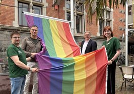 Oberbürgermeister Jürgen Krogmann (2. von rechts) hisste die Regenbogenflagge am Alten Rathaus gemeinsam mit Thomas Sieverding (2. von links), Julian Kahler (1. von links) und Lara Frölje (1. von rechts) vom CSD Oldenburg e. V. Foto: Stadt Oldenburg