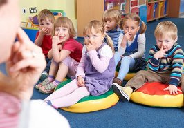 Kinder fassen sich an die Nase. Foto: highwaystarz/Fotolia.com