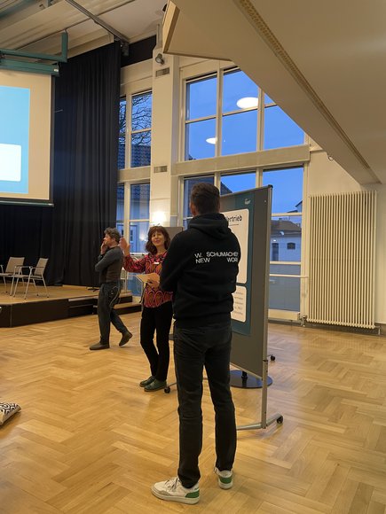 Sebastian Seger an der Station "Handel". Foto: Stadt Oldenburg