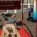 Vorschau: Schauspieler Jo Schmitt findet den richtigen Stuhl. Claas Meyer bringt das richtige Eis. Foto: Karlaua Kollektiv
