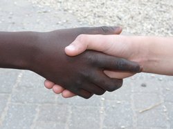 Zwei Hände reichen einander. Foto: Dieter Schütz/Pixelio