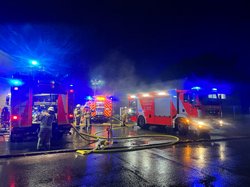 Insgesamt 115 Einsatzkräfte waren bei der Großübung auf dem Gelände der Firma Rhein-Umschlag beteiligt und probten den Ernstfall. Foto: Feuerwehr Oldenburg