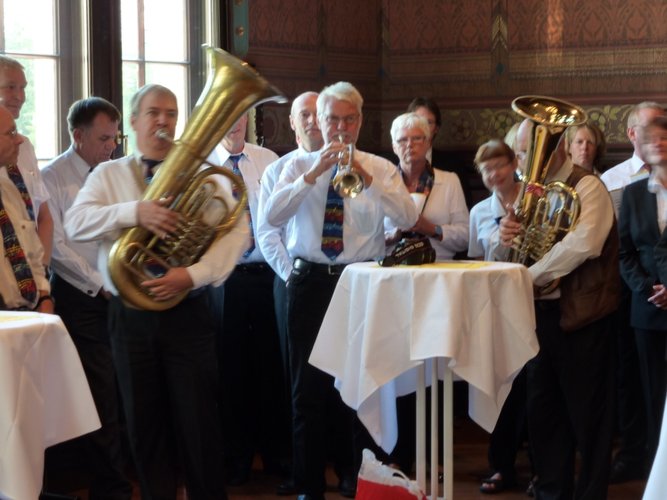 Die Musiker spielen Oldenburgs zweitem Bürgermeister Bernhard Ellberg ein Geburtstagsständchen. Foto: Stadt Oldenburg