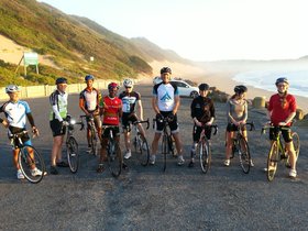 Die Trainingsgruppe nach der morgendlichen Ausfahrt: Jugendliche mit ihren Rennrädern am Strand. Foto: 1. TCO Die Bären