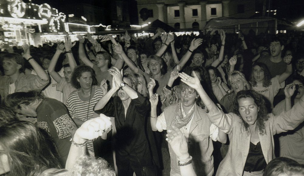 Stadtfest 1992: Feiernde Menschen auf dem Schlossplatz. Foto: Stadtmuseum/Peter Kreier