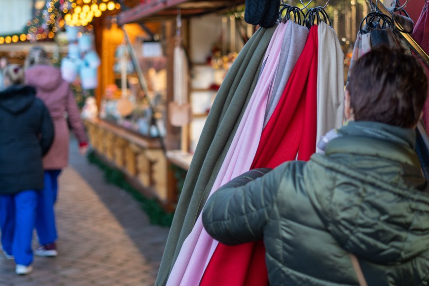 Ein Stand mit Tüchern auf dem Lamberti-Markt 2022. Foto: Sascha Stüber