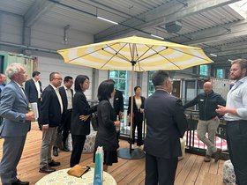Der Gründer und Geschäftsführer Felix Jan Kunert der Helios & Eos UG mit Sitz auf der Hallig Hanken stellt sich der Delegation des Deutsch-Chinesischen Ökoparks Qingdao vor. @Stadt Oldenburg