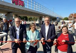 Frank Limprecht, Leiter Infrastrukturprojekte Nord bei der DB, Stadtbaurätin Christine-Petra Schacht, Oberbürgermeister Jürgen Krogmann und DB-Projektleiterin Rebekka Stuhlmann. Foto: Stadt Oldenburg