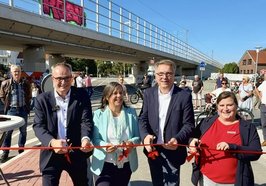 Frank Limprecht, Leiter Infrastrukturprojekte Nord bei der DB, Stadtbaurätin Christine-Petra Schacht, Oberbürgermeister Jürgen Krogmann und DB-Projektleiterin Rebekka Stuhlmann. Foto: Stadt Oldenburg