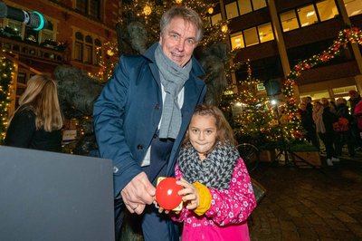 Lamberti-Engel Mila mit ihrem Geschenk. Foto: Sascha Stüber
