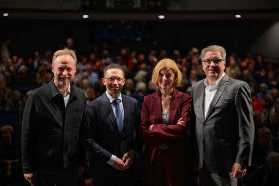 Georg Heckel, Falko Mohrs, Jutta Moster-Hoos und Jürgen Krogmann, im Hintergrund Publikum. Foto: Mohssen Assanimoghaddam Foto: Mohssen Assanimoghaddam