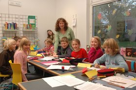 Liane Hadjeres mit Kindern einer Projektgruppe. Oldenburger Schreibwerkstatt