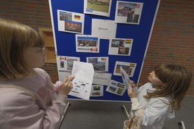 In dem Stationenzirkel „Fair-schieden“ lernten die Schülerinnen und Schüler der Grundschule Bloherfelde, wie Kinder in anderen Teilen der Erde leben. Foto: Sascha Stüber