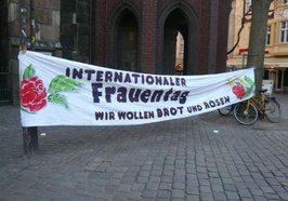 Banner mit der Aufschrift „Internationaler Frauentag: Wir wollen Brot und Rosen“. Foto: Stadt Oldenburg