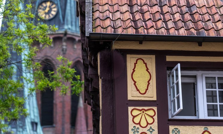 Malereien am Degodehaus, Blick auf die Lambertikirche. Foto: Rolf Nahrgang